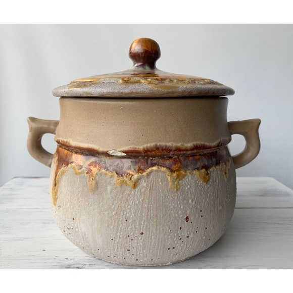 Rustic handmade pottery baker bowl with lid - Picture 15 of 16